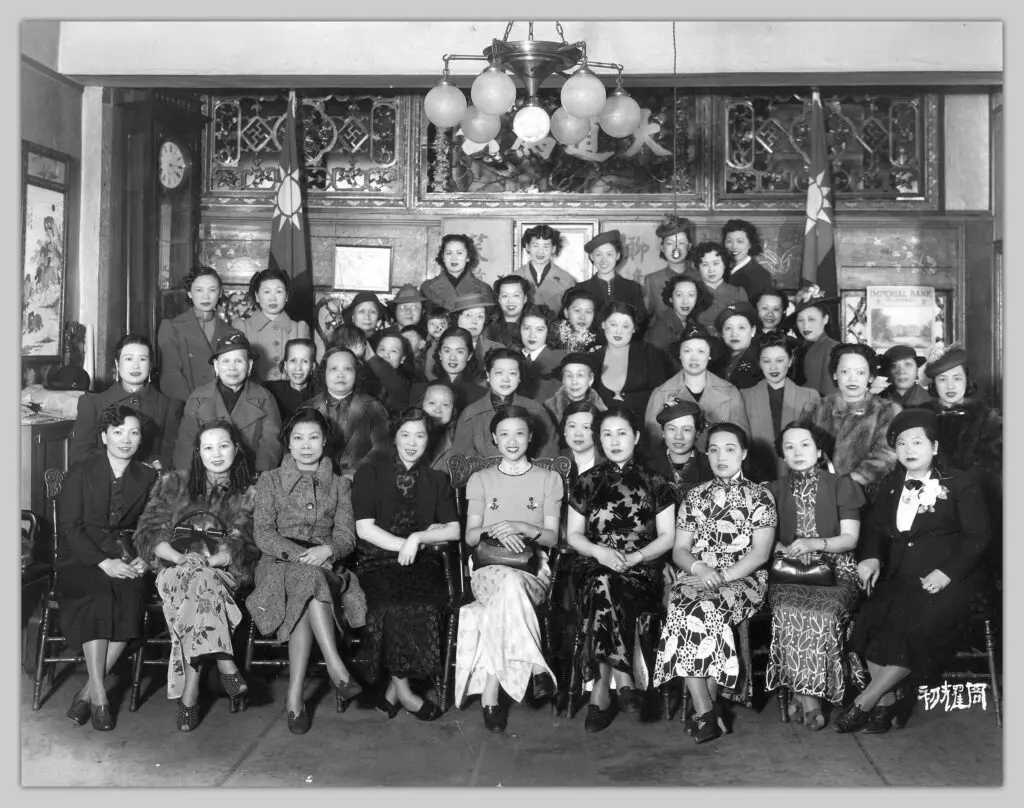 Photo portrait of a group of Chinese women in black and white